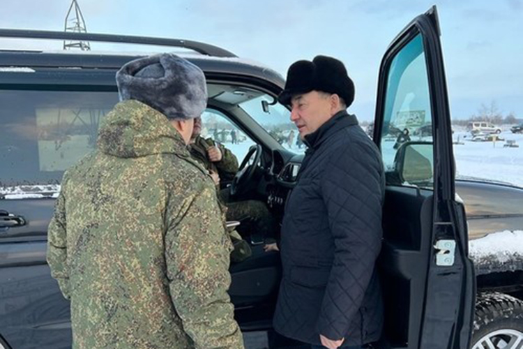 Марат Нуриев регулярно собирает необходимые продукты, вещи, и отправляет все это за свой счет в новые регионы