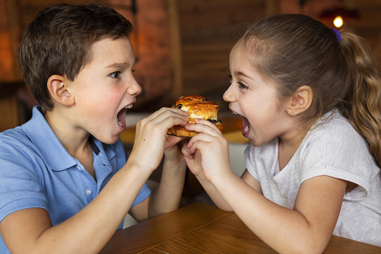 Родителям следует всегда помнить, что знакомят детей с вредной пищей именно они. А в таком возрасте (по крайней мере до 10 лет) неправильные привычки в питании влияют на всю оставшуюся жизнь