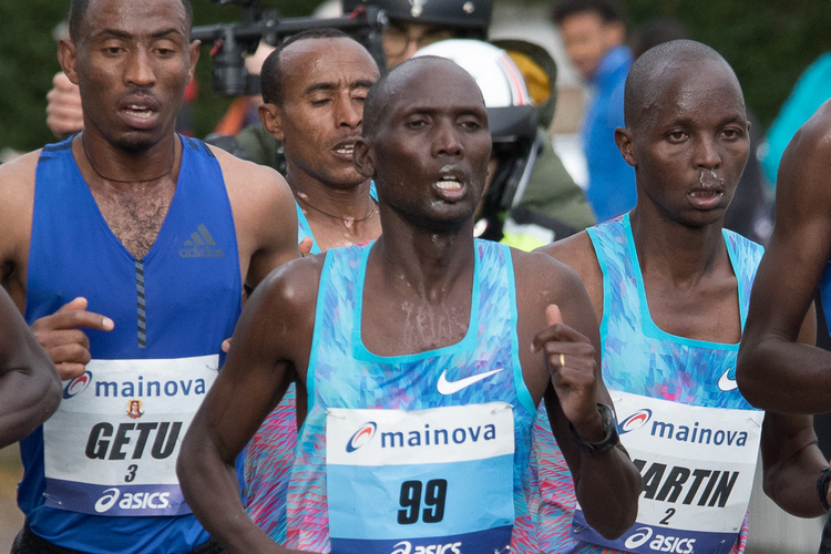 На «Казанском марафоне» ждут серебряного призёра чемпионата Африки Винсента Ятора (в центре)