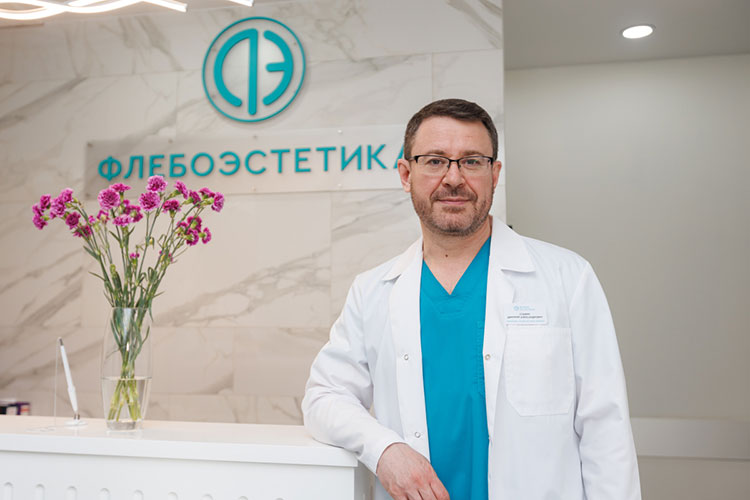 Стажировался во Франции, практикует в Казани. Лазерное лечение варикоза у Дмитрия Славина
