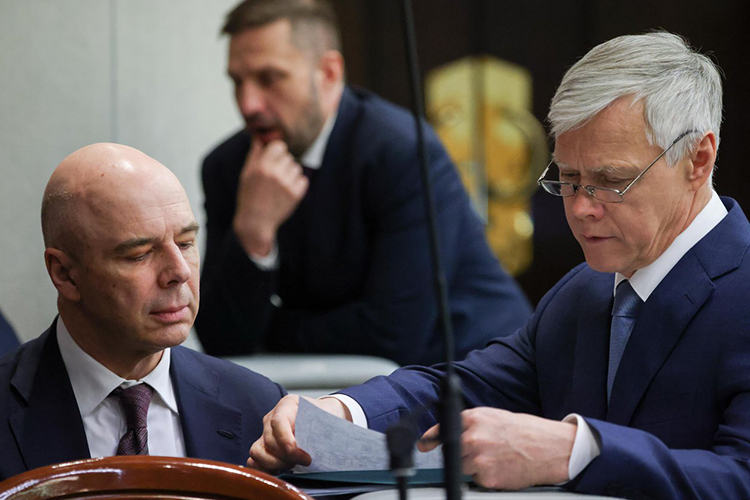 Кандидат на должность Министра финансов РФ Антон Силуанов на фото слева