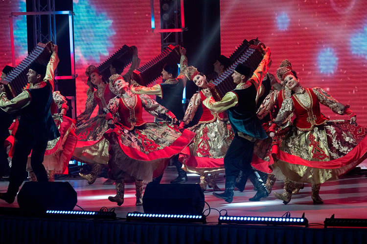 Хозяинами здания могли бы стать и ведущие государственные танцевальные коллективы, которые, среди прочего, могли бы на регулярной основе показывать для многочисленных туристов в столице РТ национальное шоу, знакомящее гостей республики с татарской культуры, считают некоторые спикеры