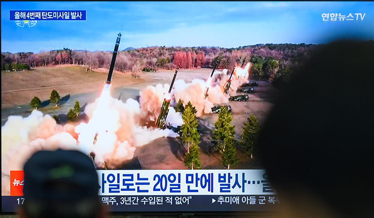 «У северокорейцев есть атомная бомба, есть собственные баллистические ракеты, у них есть гирперзвуковые ракеты. Они очень хорошо обучены и очень хорошо мотивированы, как сейчас говорят»