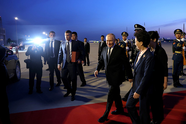 Ночью 15 мая президент России Владимир Путин прибыл в Китай с первым зарубежным визитом после инаугурации. Уровень отношений — самый высокий за всю историю