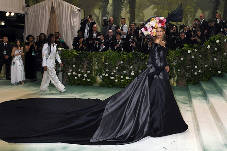 Актриса Зендея и ее великолепный стилист Лоу Роуч выбрали на дорожку Met Gala кутюрное платье от Maison Margiela