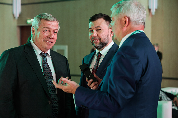 Денис Пушилин (в центре) отметил важность форума для ДНР