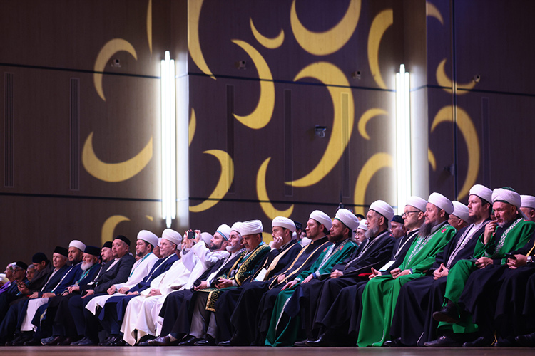 Вице-премьер Татарстана также сообщил, что в зале присутствуют три поколения Бикбаевых — имамов из Балтасинского района РТ