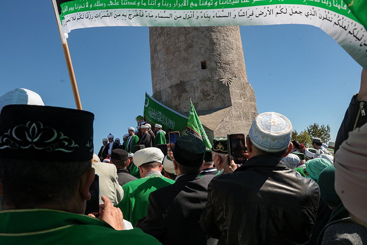 Традиционно муллы с флагами идут к Малому минарету, произнося слова такбира — Аллаху Акбар