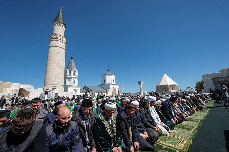 После наступления времени полуденной молитвы участники схода мусульман совершили полуденный намаз, который в качестве имама провел Таджуддин
