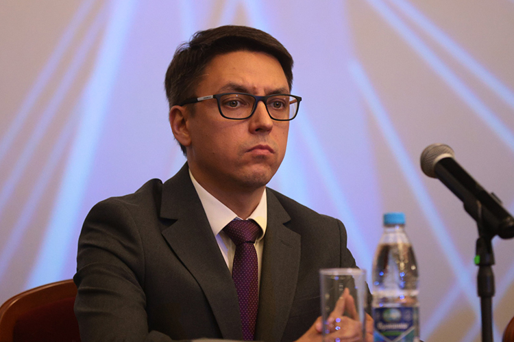 Шамсутдинову 41 год. Он родился 11 апреля 1983 года в Казани. Имеет юридическое образование