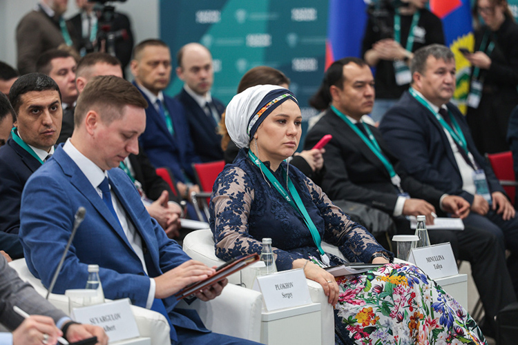 «Прошел наш юбилейный, 15 Международный форум „Россия — Исламский мир: KazanForum“ и снова мы побили определенного рода рекорды», — так начала свой доклад Талия Минуллина на брифинге в кабмине РТ