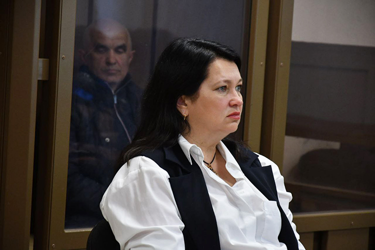 Защита в лице Шелковниковой начала обработку судьи с множественных регалий Энгеля Наваповича