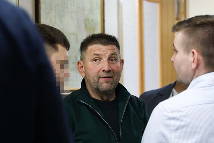 Что касается уголовного дела, то Садриев заявил, что никогда не воровал и не будет воровать, подтвердив слова следователя, что вину не признает