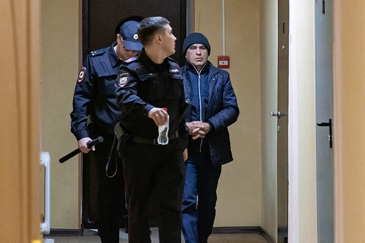 Энгель Фаттахов трое суток сидит в камере Мензелинского СИЗО. Он уже подал апелляцию на арест. Наши источники рассказывают, что переносит заключение стоически
