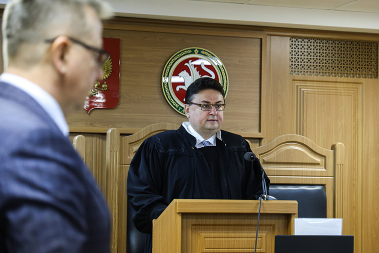 Судья Беляев постановил — признать Рахматуллову виновной и назначить ей 10 лет 6 месяцев лишения свободы в колонии общего режима
