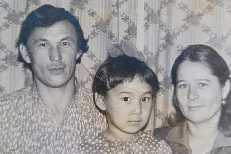 Рахматуллова родилась в Узбекской ССР и воспитывалась в приемной семьей
