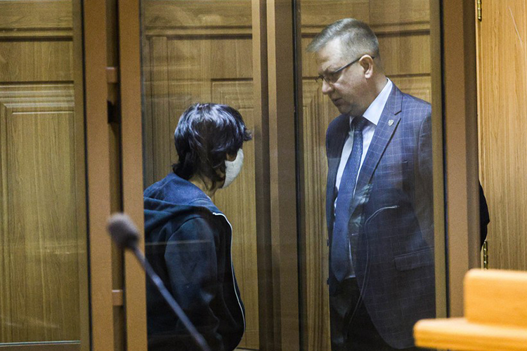 Адвокат осужденной Николай Иванов на фото справа