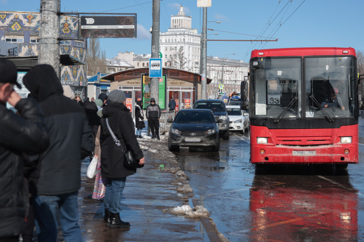 Одной из причин роста числа авто в Казани, по мнению Дмитрия Золотова, является недостаточно хорошо работающий общественный транспорт