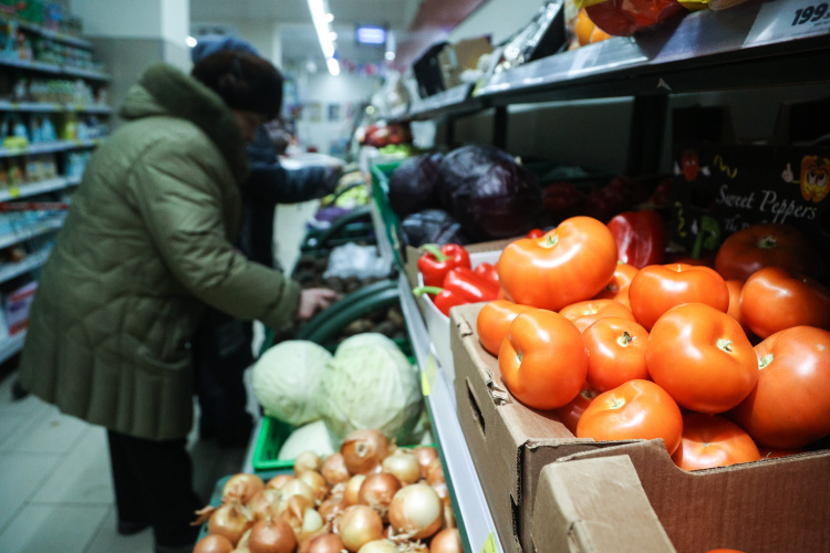 Евтухов рассказал, что оборот розничной торговли по итогам 2023 года составил 48,2 млрд рублей, в основном сегменте — продовольственном — рост составил 4,4%