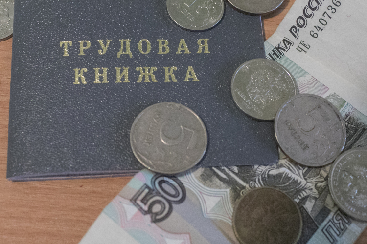 По данным Росстата, в апреле 2023 года начисленную зарплату в размере более 200 тыс. руб. получили 1,1 млн работников в РФ