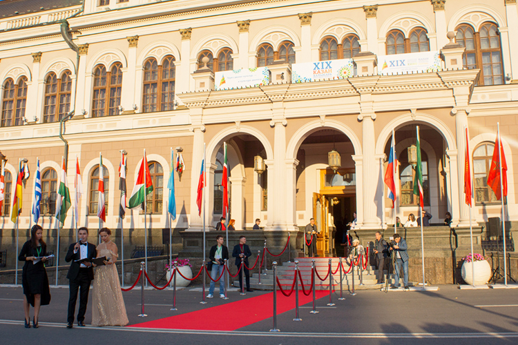 Теперь, судя по официальному сайту, мероприятие называется так — Казанский международный фестиваль «Алтын минбар»