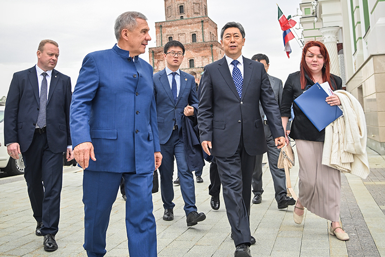 В конце апреля Татарстан посетила делегация из КНР во главе с членом политбюро центрального комитета Коммунистической партии Китая, бывшим министром госбезопасности страны Чэнь Вэньцином