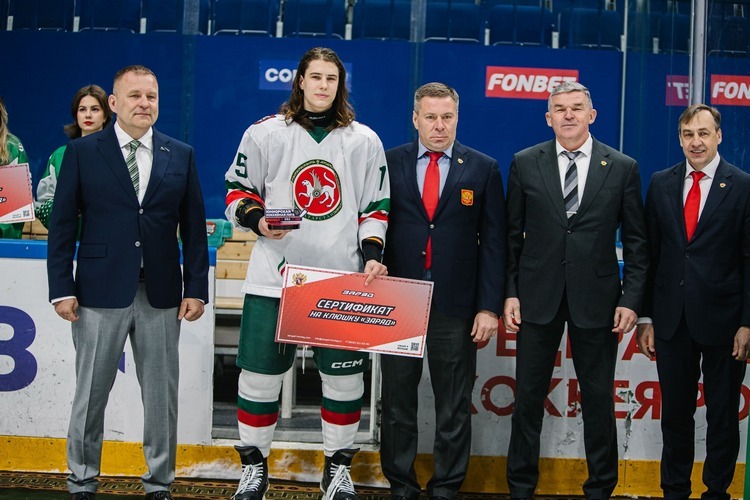 Александр Иванов (в центре) был признан лучшим защитником турнира