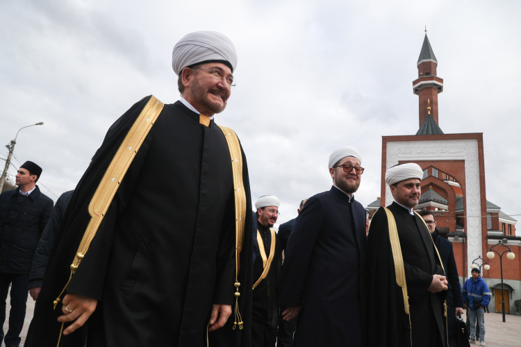 Пожалуй, единственными в умме последовательными критиками появления на болгарской земле исламской академии были руководители ДУМ РФ во главе с Равилем Гайнутдином