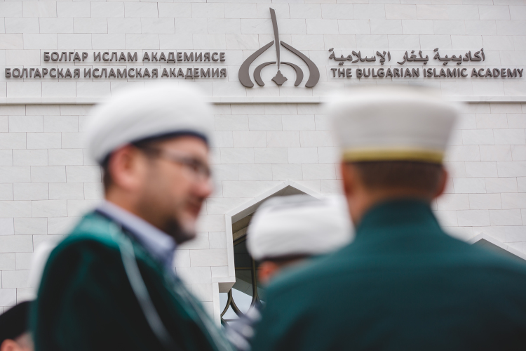 На сайте БИА говорится, что миссией вуза является единение мусульманской уммы России на основе возрождения отечественной богословской школы и развития исламского образования