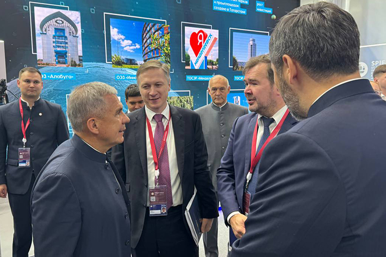 День официального открытия Петербургского международного экономического форума для делегации Татарстана во главе с Рустамом Миннихановым был насыщенным