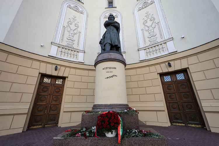 Памятник Пушкину появился здесь в 1956 году, к 123-летней годовщине со дня визита солнца русской поэзии