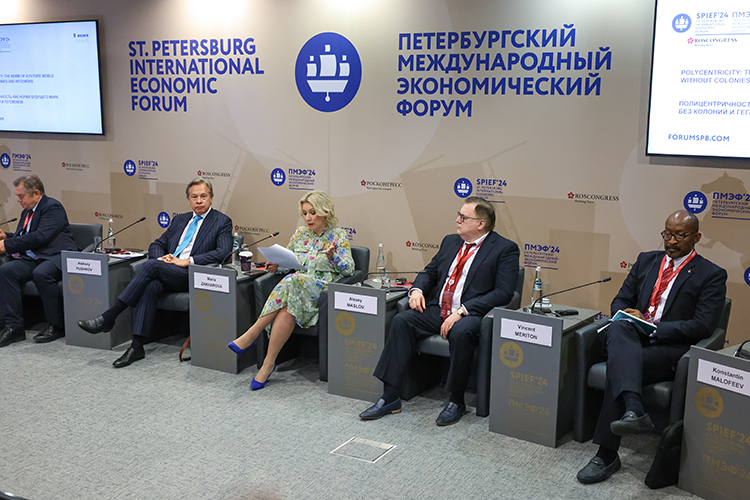 Одна из заключительных дискуссий Петербургского международного экономического форума (ПМЭФ) была посвящена полицентричности как норме будущего мира без колоний и гегемонов