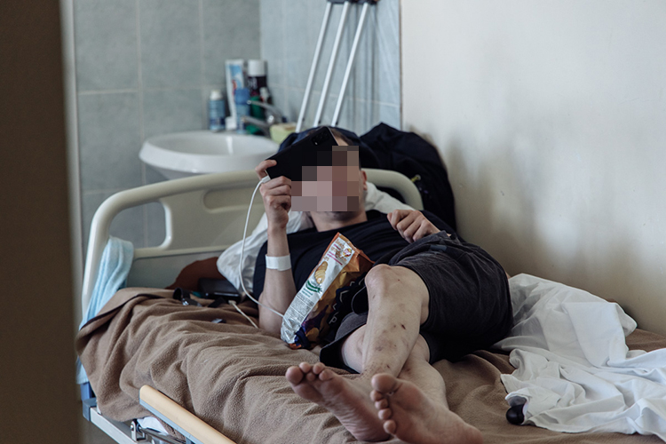 В Казань бойцы поступают в среднем спустя неделю после получения ранения: тут они чувствуют себя в безопасности, отходят от шокового состояния, возвращаются к мирной жизни