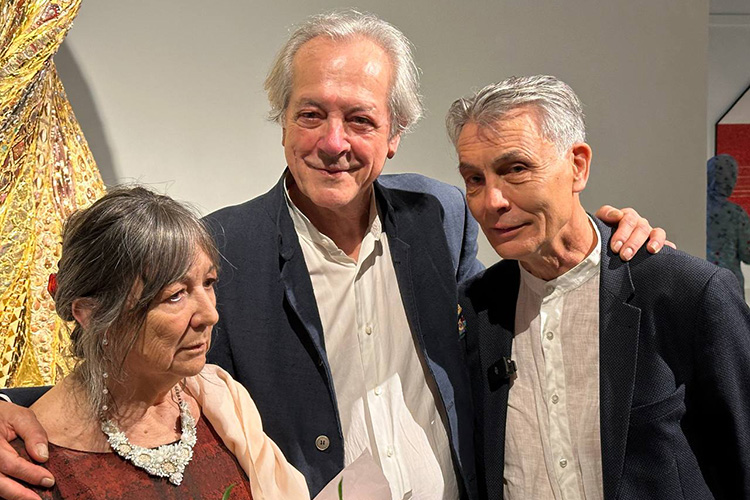 На фото в центре Исмаил Ахметов, рядом с ним художник Марко Бравура и его жена Даниэла