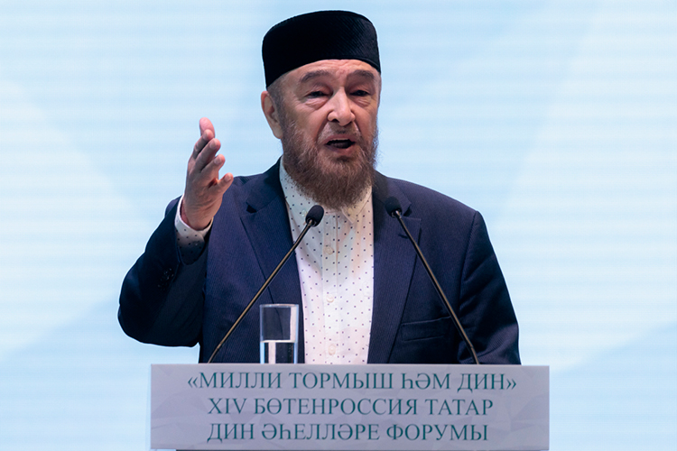 Председатель духовного управления мусульман азиатской части России Нафигулла Аширов запомнился своим эмоциональным выступлением на всероссийском форуме татарских религиозных деятелей в Казани