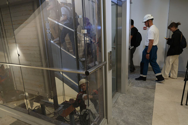 На территории предусмотрены лифты для маломобильных людей, которые позволяют подняться людям сразу на уровень площади и в одном уровне войти в это помещение и аналогично спуститься