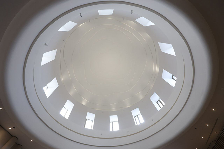 Купол поднят, чтобы пропускать свет из-под барабана в молельный зал, изменилась конфигурация минаретов и решения геометрии фасада