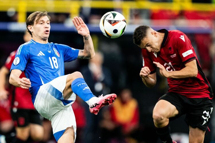 Италия обыграла Албанию (на фото — Николо Барела и Кристиан Аслани)