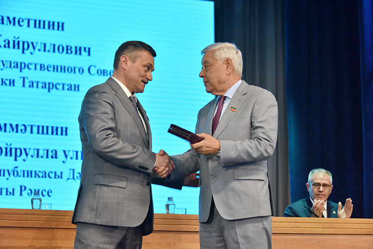 Марата Зиатдинова (бывшего главу Верхнеуслонского района) на днях назначили на должность председателя госкомитета РТ по закупкам