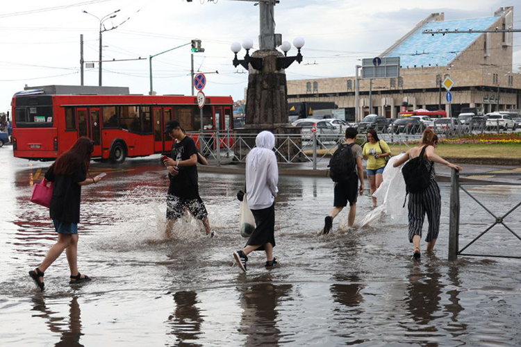 Сегодня днем поступило штормовое предупреждение. Повторный мощный ливень накрыл Казань около 15:00