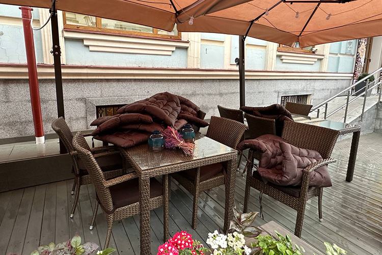 Раскрытые шатры не спасли мебель ресторанов от дождя и ветра