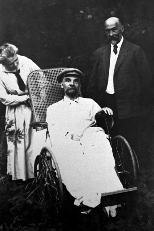 Владимир Ленин и лечащий врач Федор Гетье в усадьбе Горки Подольского уезда. Июль–август 1923 г.