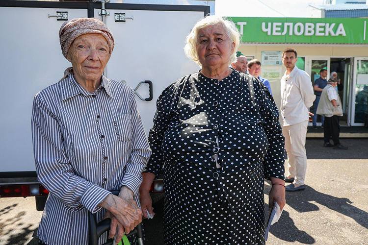 Евгения Гурьянова (справа): «Если бы „Приюта человека“ не было, возможно, и подохла бы давно»
