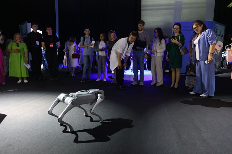 Между посетителями выставки лихо сновали два робота-собаки