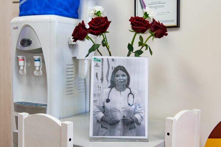 В холле клиники «Здоровье» посетителей встречает черно-белая фотография основательницы клиники трагически погибшей Рушании Сагдеевой