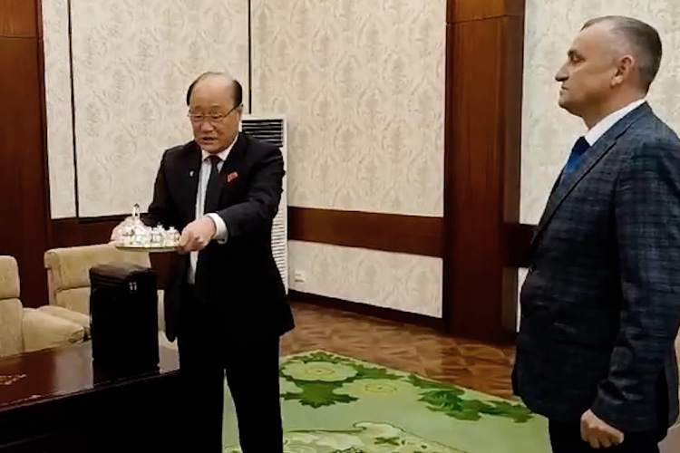 Скоков стал первым частным лицом, посетившим представительство КНДР в Москве. Ему передали благодарность от Ким Чен Ына и подарок — чайный сервиз из чистого серебра