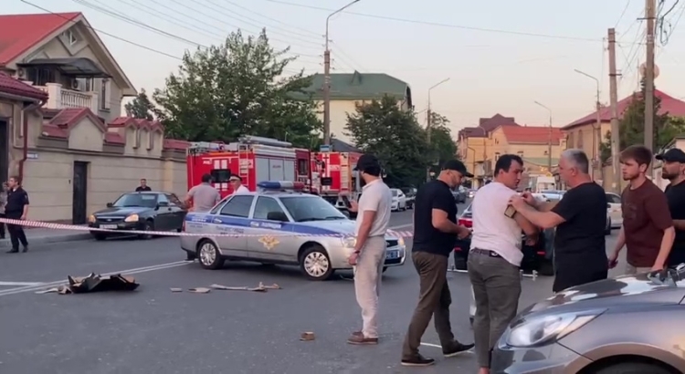 Группа боевиков открыла огонь по полицейским, которые несли службу рядом с церковью на улице Мирзабекова в Махачкале. Четверо сотрудников МВД погибли, несколько полицейских получили ранения