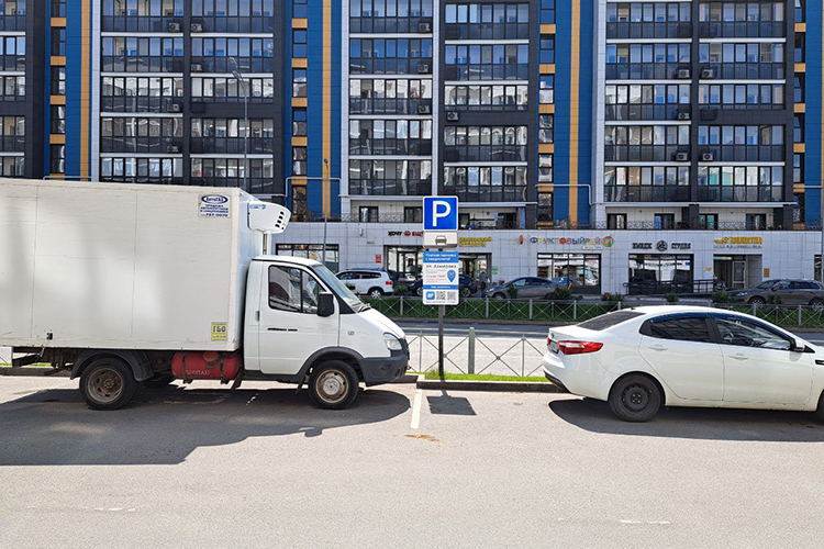 Жильцы также отмечают, что муниципальными парковками в Казани можно воспользоваться бесплатно не только в выходные и праздничные дни, но и в будние дни с 19:00 до 8:00. Поэтому введение платы в ночное время, по их мнению, необоснованно