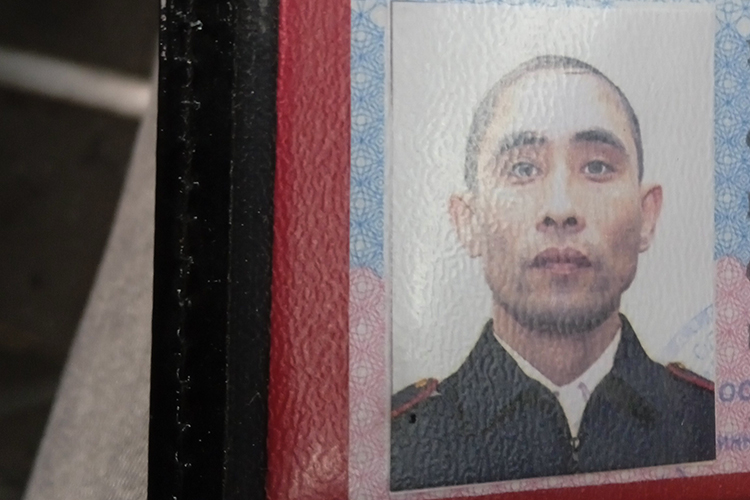 Ильмат Идрисов придал вид служебного удостоверения сотрудника правоохранительного органа, поместив его в обложку с надписью «Полиция».