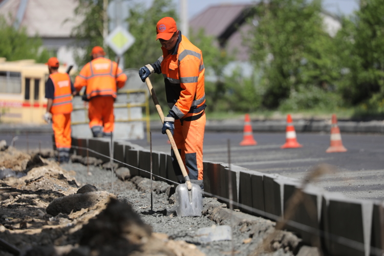 «Всего за последние пять лет отремонтировали 52 поселковые дороги на 1,2 миллиарда рублей»